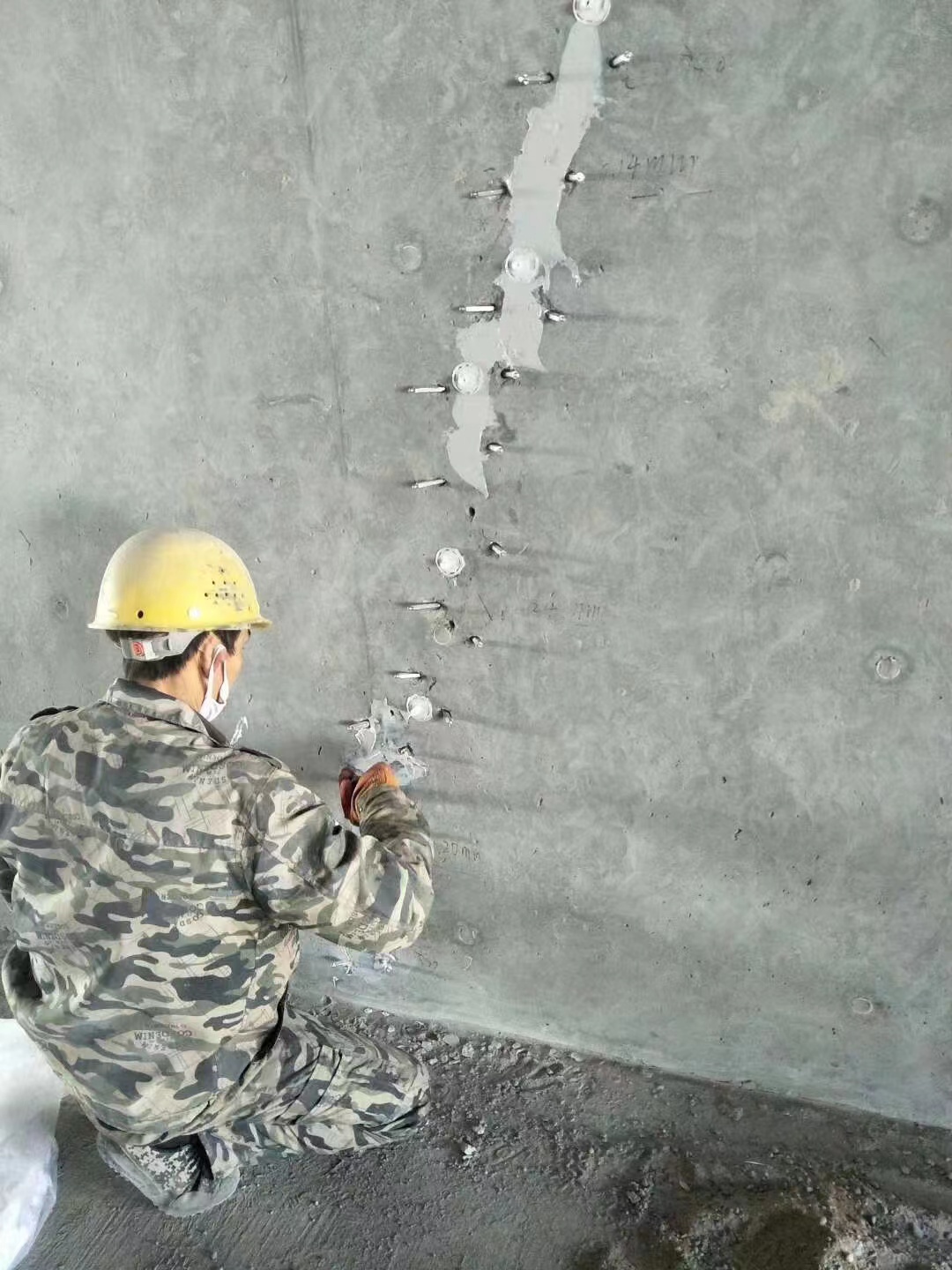 乌海混凝土楼板裂缝加固施工的方案